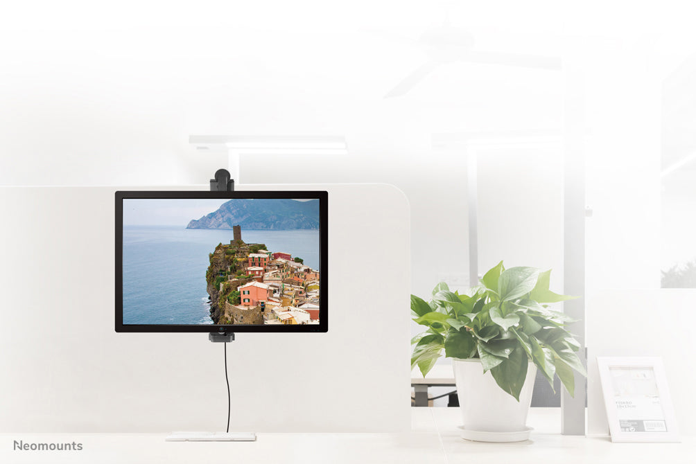 Neomounts FPMA-CH100 zwart is een bureausteun die over een scheidingswand gehangen worden voor flat screens t/m 30 inch.