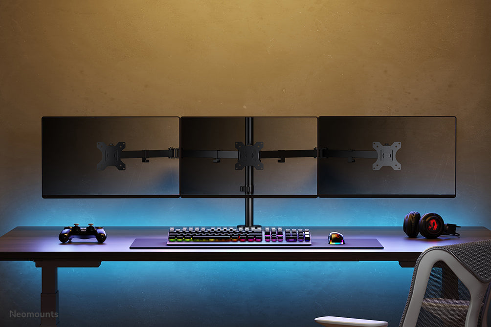 Neomounts FPMA-D550D3 zwart is een bureausteun voor 3 flat screens t/m 27 inch (69 cm).