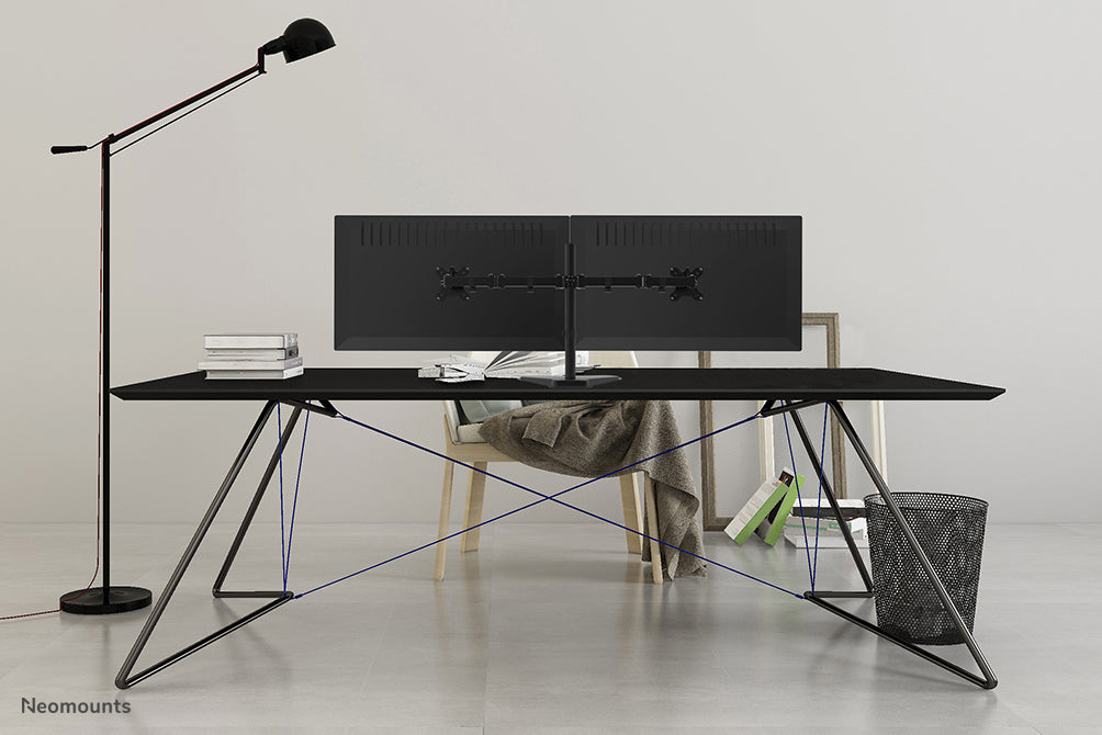 Neomounts FPMA-D550DD zwart is een bureausteun voor 2 flat screens t/m 32 inch.