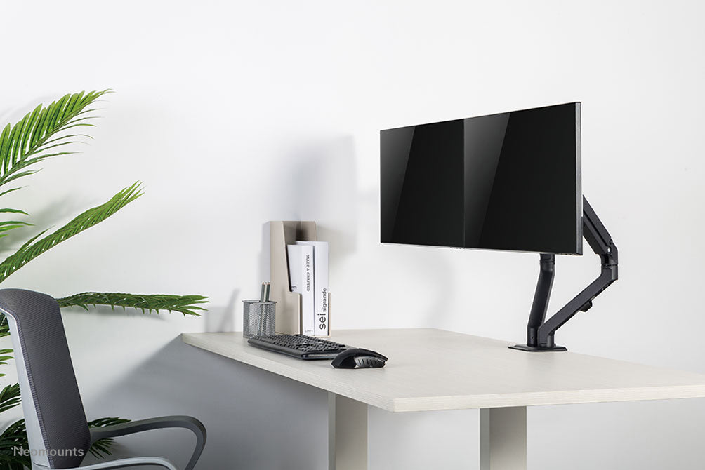 Neomounts FPMA-D650D zwart is een full motion bureausteun voor schermen t/m 27 (69 cm).