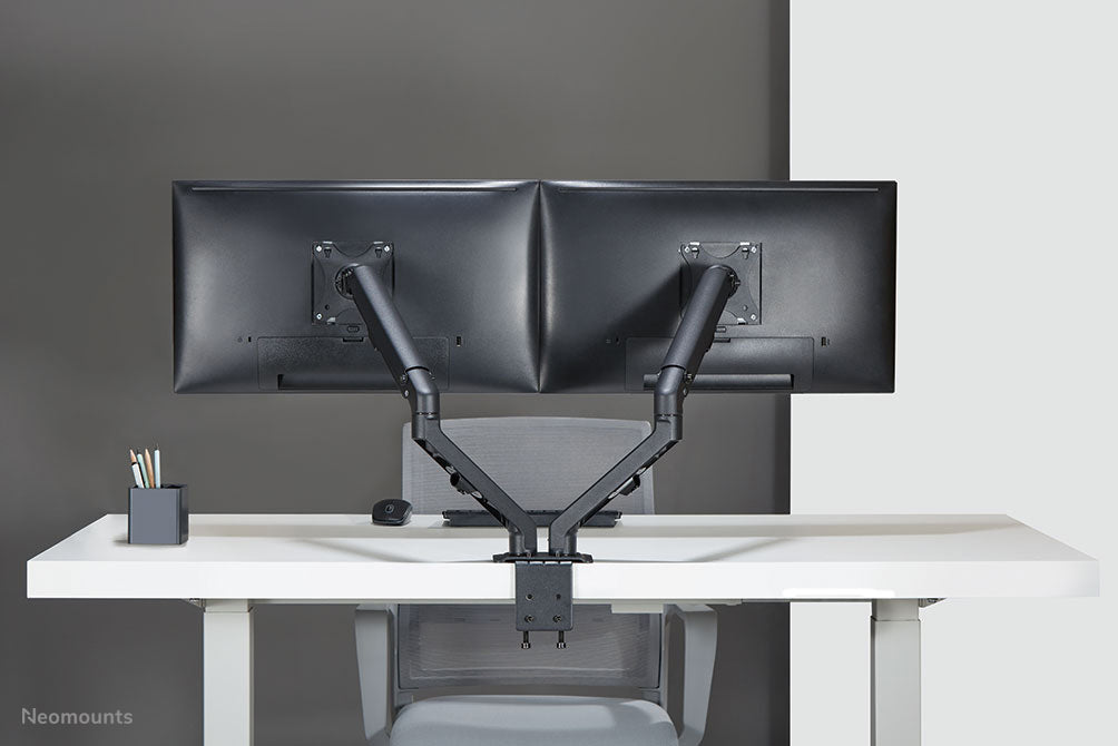 Neomounts FPMA-D650D zwart is een full motion bureausteun voor schermen t/m 27 (69 cm).