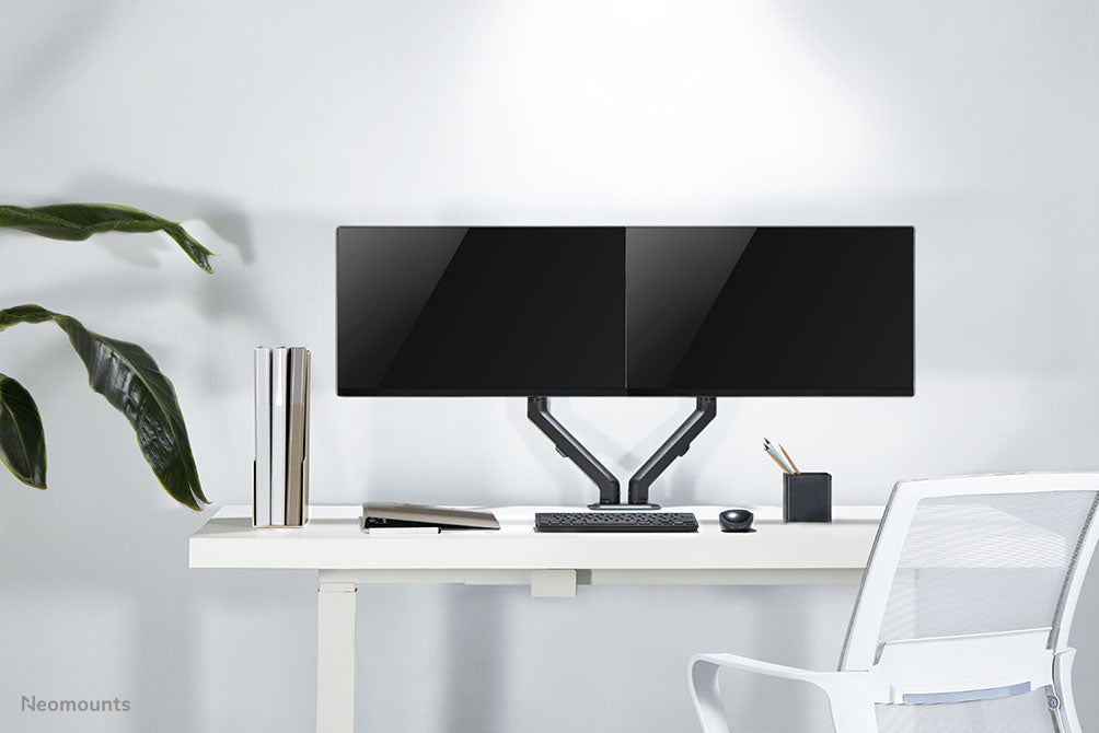 Neomounts FPMA-D650D zwart is een full motion bureausteun voor schermen t/m 27 (69 cm).