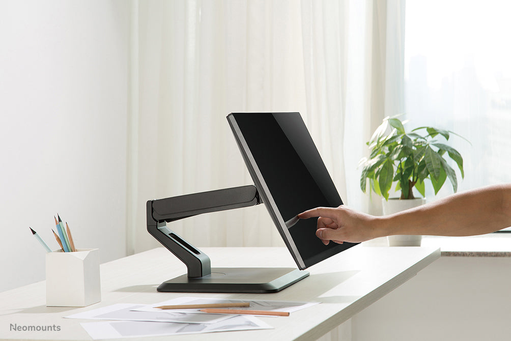 Neomounts FPMA-D885 zwart is een bureausteun voor flat screens t/m 32 inch (81 cm)