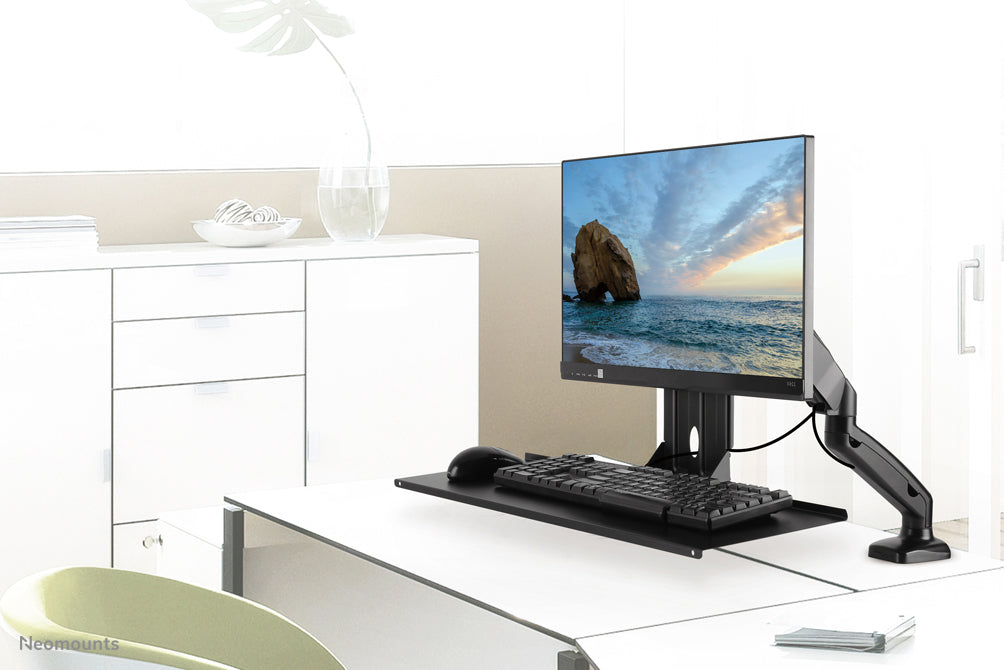 Neomounts KEYB-V200black is een toetsenbord- en muishouder.