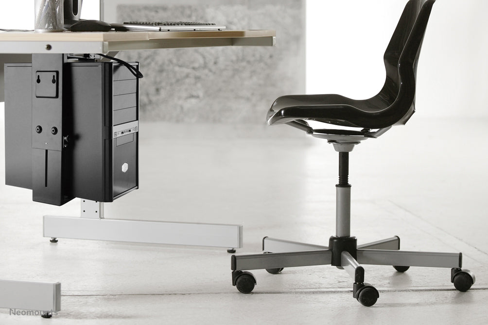 Neomounts NM-CPU100 zwart is een steun waarmee u een PC of thin client aan het bureau bevestigt.