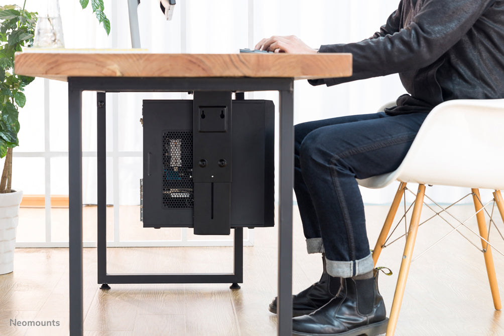 Neomounts NM-CPU100 zwart is een steun waarmee u een PC of thin client aan het bureau bevestigt.