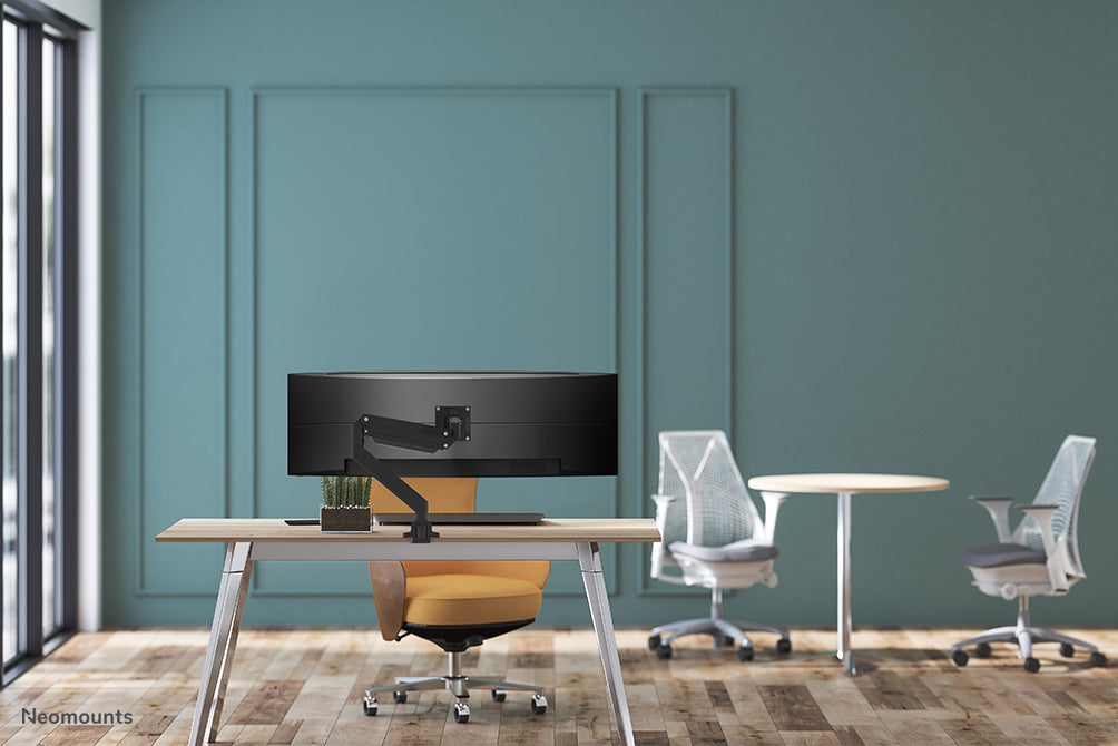 Neomounts NM-D775 zwartPLUS is een gasgeveerde bureausteun voor curved monitors t/m 49 inch (124 cm) - Zwart