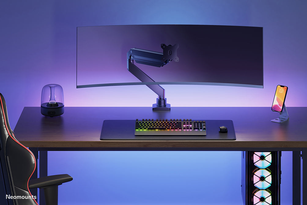 Neomounts NM-D775 zwartPLUS is een gasgeveerde bureausteun voor curved monitors t/m 49 inch (124 cm) - Zwart