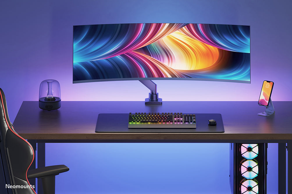 Neomounts NM-D775 zwartPLUS is een gasgeveerde bureausteun voor curved monitors t/m 49 inch (124 cm) - Zwart