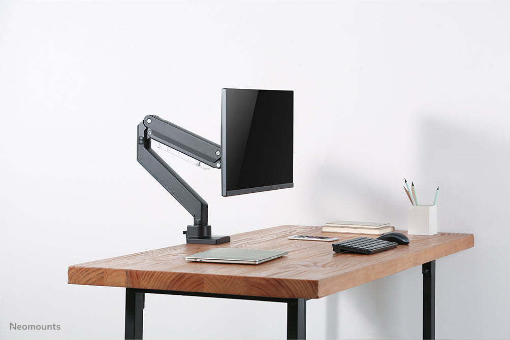 Neomounts NM-D775black is een gasgeveerde bureausteun voor flat screens t/m 32 inch (81 cm) - Zwart