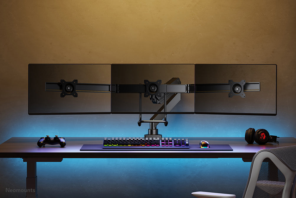 Neomounts NM-D775DX3 zwart is een gasgeveerde bureausteun met crossbar en hendel voor flat screens t/m 27 inch (68,6 cm).