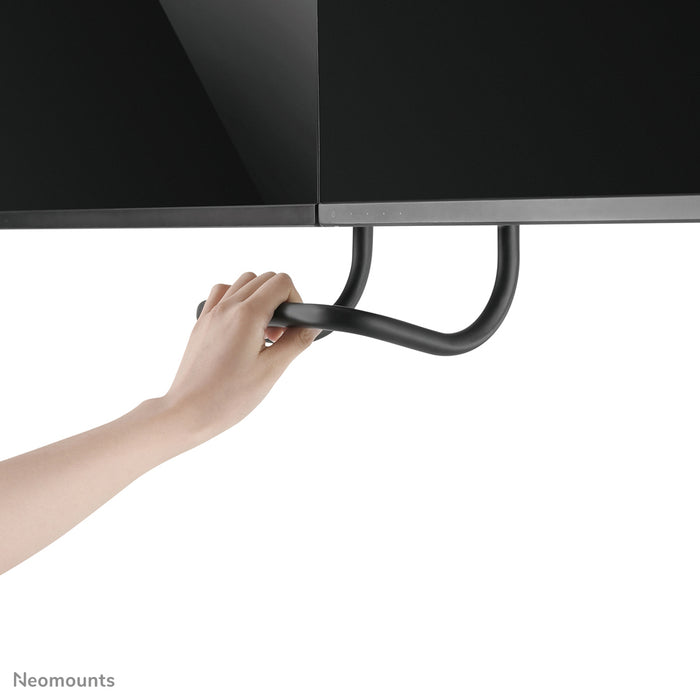 Neomounts NM-D775DX zwart is een gasgeveerde bureausteun met crossbar en hendel voor flat screens t/m 32 inch (81 cm).