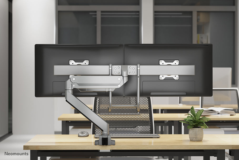 Neomounts NM-D775DX zilver is een gasgeveerde bureausteun met crossbar en hendel voor flat screens t/m 32 inch (81 cm).