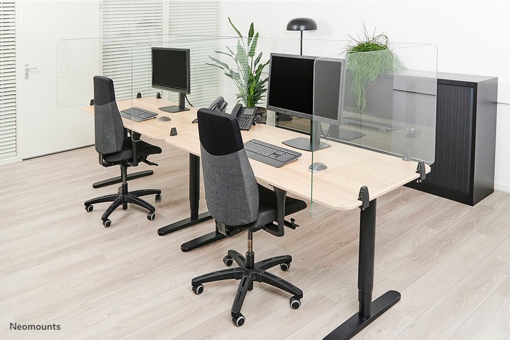 Neomounts NS-GLSPROTECT120 is een duurzaam glazen scherm van 120 cm dat afstandsbescherming biedt op de werkvloer - Gehard, transparant glas, 100% recyclebaar
