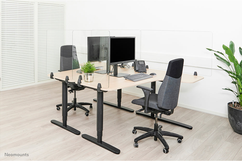 Neomounts NS-GLSPROTECT160 is een duurzaam glazen scherm van 158 cm dat afstandsbescherming biedt op de werkvloer - Gehard, transparant glas, 100% recyclebaar