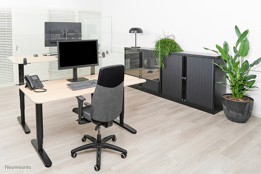 Neomounts NS-GLSPROTECT100 is een duurzaam glazen scherm van 100 cm dat afstandsbescherming biedt op de werkvloer - Gehard, transparant glas, 100% recyclebaar