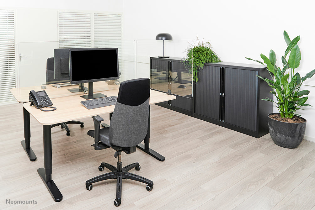 Neomounts NS-GLSPROTECT120 is een duurzaam glazen scherm van 120 cm dat afstandsbescherming biedt op de werkvloer - Gehard, transparant glas, 100% recyclebaar