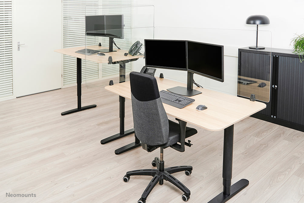Neomounts NS-GLSPROTECT120 is een duurzaam glazen scherm van 120 cm dat afstandsbescherming biedt op de werkvloer - Gehard, transparant glas, 100% recyclebaar