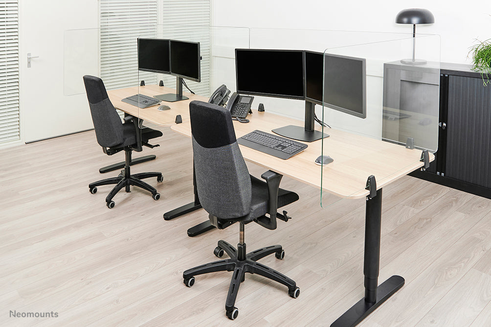 Neomounts NS-GLSPROTECT100 is een duurzaam glazen scherm van 100 cm dat afstandsbescherming biedt op de werkvloer - Gehard, transparant glas, 100% recyclebaar