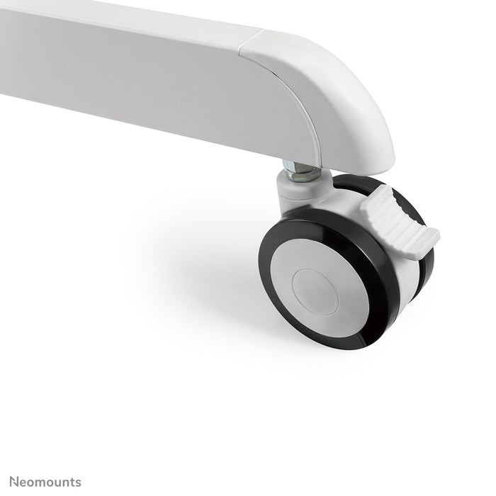 Neomounts NS-M1250 wit is een verrijdbaar meubel voor flat screens t/m 70 inch (178 cm). Incl. laptop plateau - Wit