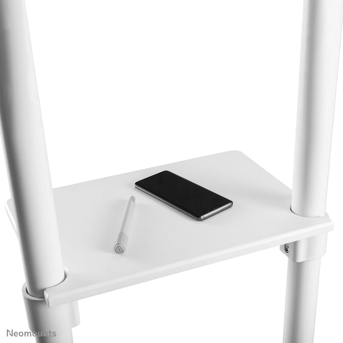 Neomounts NS-M1250 wit is een verrijdbaar meubel voor flat screens t/m 70 inch (178 cm). Incl. laptop plateau - Wit