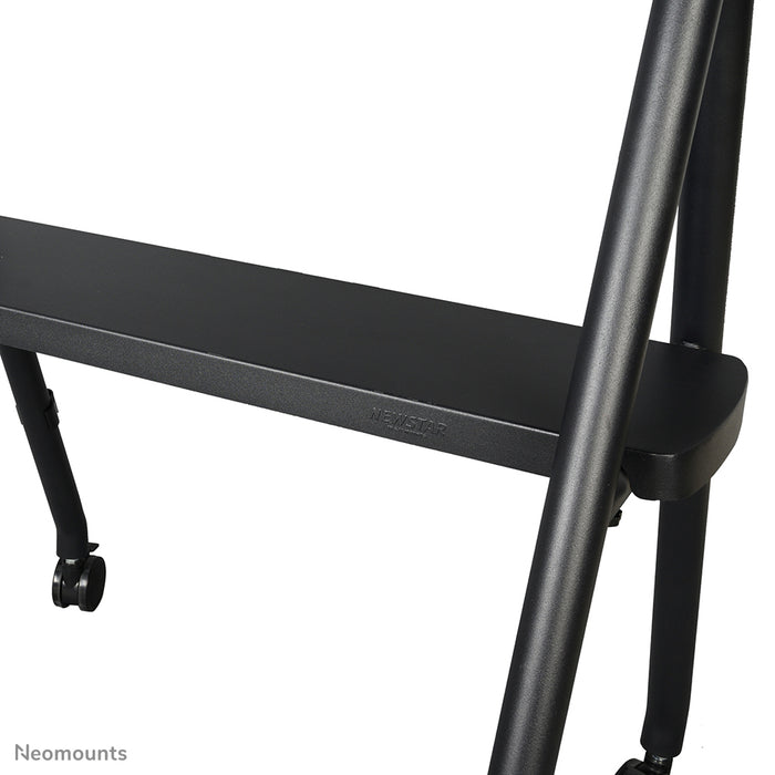 Neomounts NS-M1500black is een verrijdbaar meubel voor flat screens t/m 65 inch (165 cm). Incl. laptop plateau - Zwart