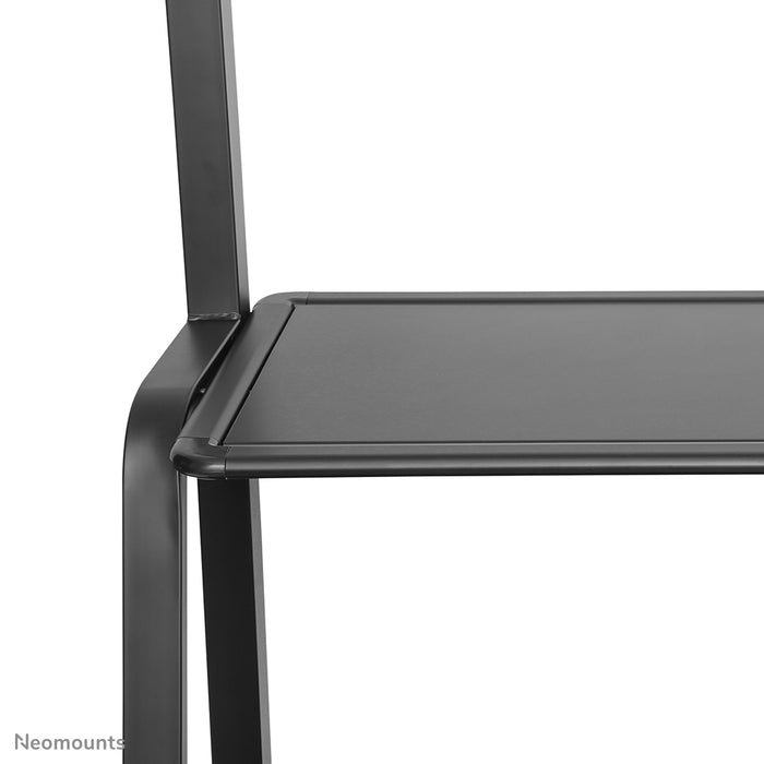 Neomounts NS-M4000 zwart is een verrijdbaar meubel voor flat screens t/m 105 inch (267 cm).