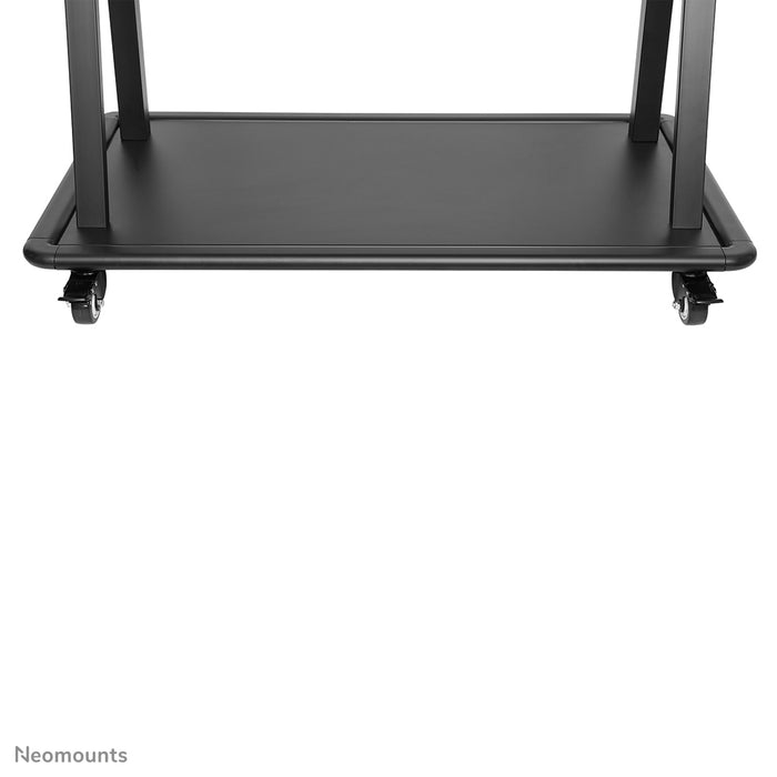 Neomounts NS-M4000 zwart is een verrijdbaar meubel voor flat screens t/m 105 inch (267 cm).