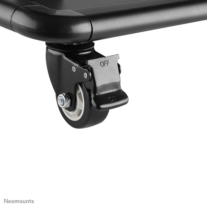 Neomounts NS-M4000 zwart is een verrijdbaar meubel voor flat screens t/m 105 inch (267 cm).