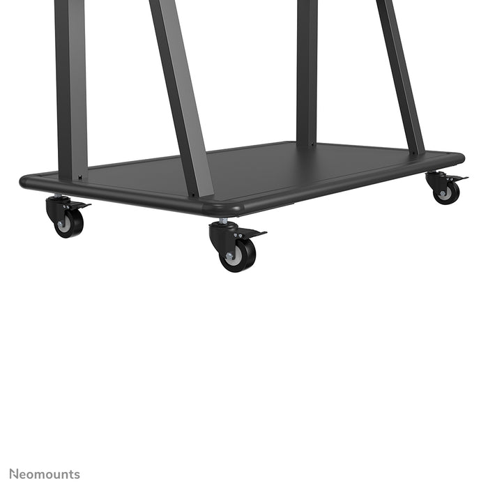 Neomounts NS-M4000 zwart is een verrijdbaar meubel voor flat screens t/m 105 inch (267 cm).