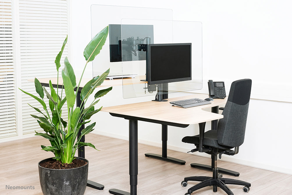 Neomounts NS-PLXPROTECT1 is een transparant scherm t.b.v. 1 flat screen en biedt afstandsbescherming op de werkvloer- Transparant acrylaat, 100% recyclebaar | PLXPROTECT van is geregistreerd als EU-Design patent |