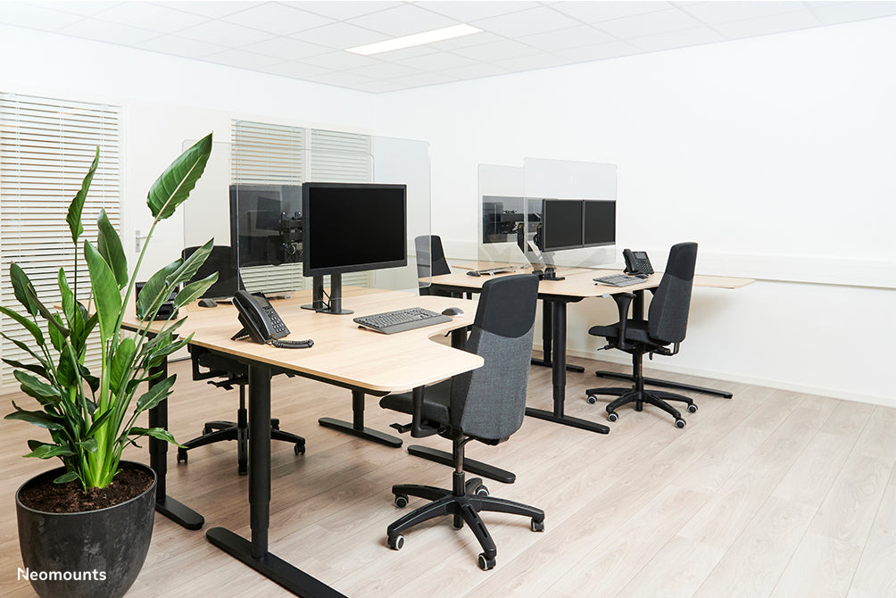 Neomounts NS-PLXPROTECT1 is een transparant scherm t.b.v. 1 flat screen en biedt afstandsbescherming op de werkvloer- Transparant acrylaat, 100% recyclebaar | PLXPROTECT van is geregistreerd als EU-Design patent |