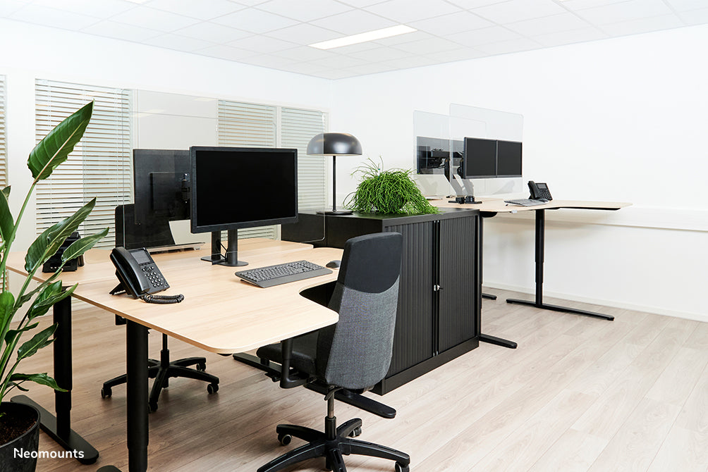 Neomounts NS-PLXPROTECT1 is een transparant scherm t.b.v. 1 flat screen en biedt afstandsbescherming op de werkvloer- Transparant acrylaat, 100% recyclebaar | PLXPROTECT van is geregistreerd als EU-Design patent |