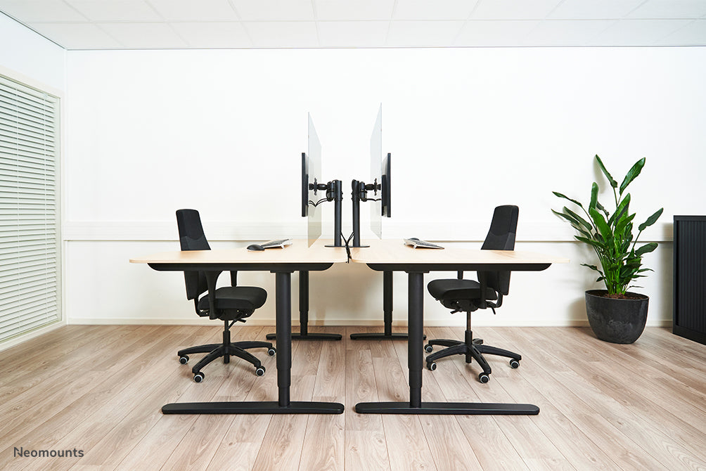 Neomounts NS-PLXPROTECT1 is een transparant scherm t.b.v. 1 flat screen en biedt afstandsbescherming op de werkvloer- Transparant acrylaat, 100% recyclebaar | PLXPROTECT van is geregistreerd als EU-Design patent |