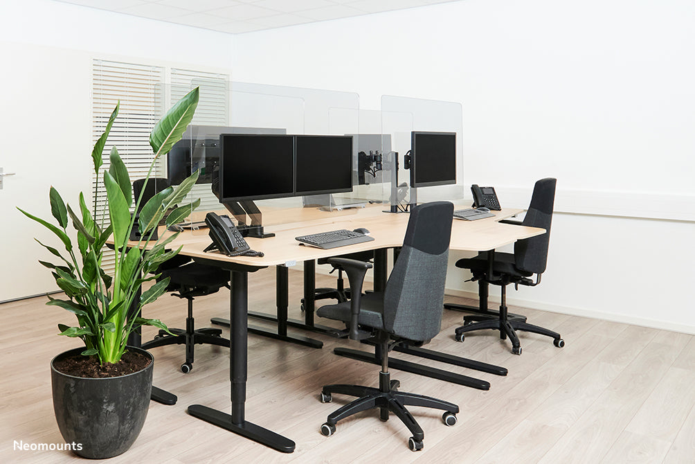 Neomounts NS-PLXPROTECT2 is een transparant scherm t.b.v. 2 flat screens en biedt afstandsbescherming op de werkvloer - Transparant acrylaat, 100% recyclebaar | PLXPROTECT van is geregistreerd als EU-Design patent |