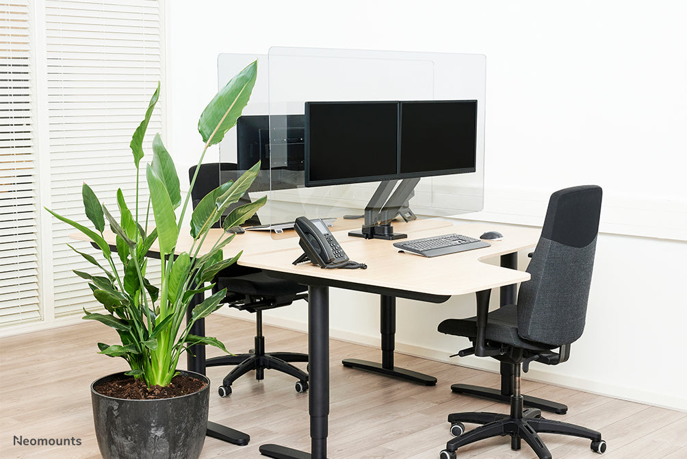 Neomounts NS-PLXPROTECT2 is een transparant scherm t.b.v. 2 flat screens en biedt afstandsbescherming op de werkvloer - Transparant acrylaat, 100% recyclebaar | PLXPROTECT van is geregistreerd als EU-Design patent |