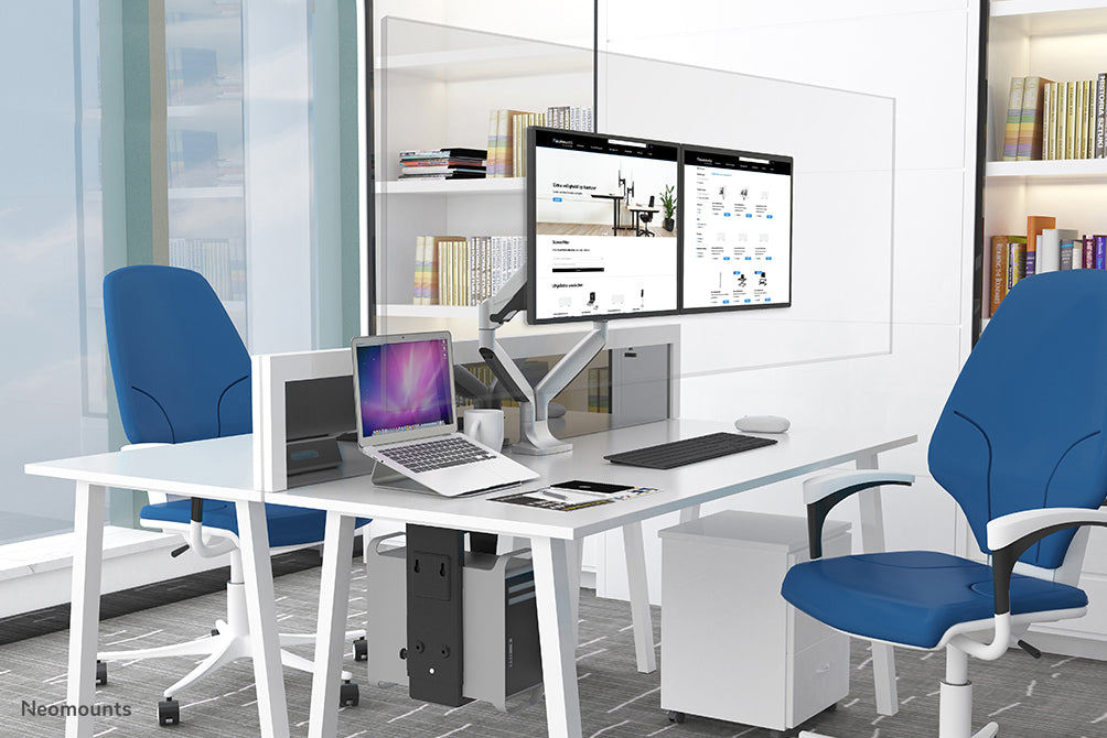 Neomounts NS-PLXPROTECT2 is een transparant scherm t.b.v. 2 flat screens en biedt afstandsbescherming op de werkvloer - Transparant acrylaat, 100% recyclebaar | PLXPROTECT van is geregistreerd als EU-Design patent |