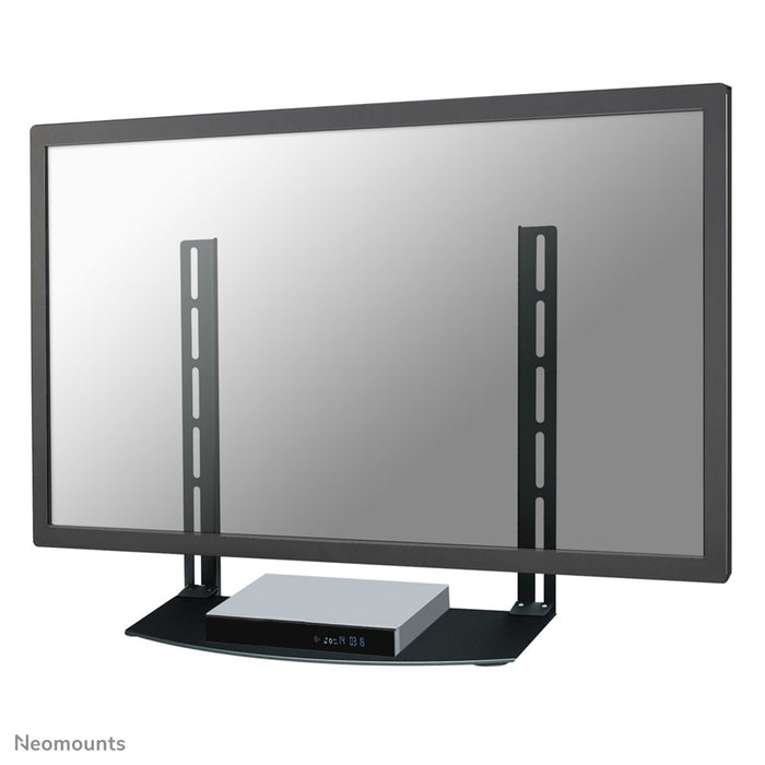 Neomounts AV-steun, model NS-SHELF100 is ideaal voor het plaatsen van AV-apparatuur onder flat screen steunen.