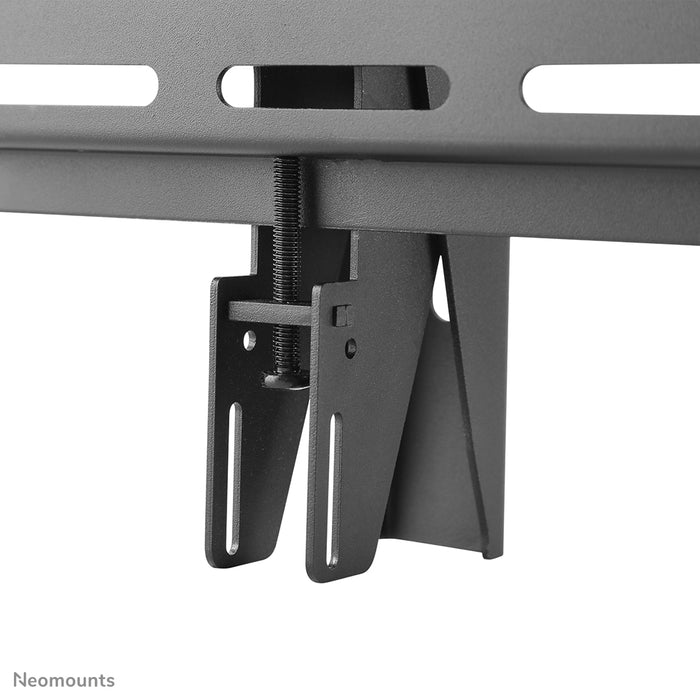 Neomounts NS-WMB300P zwart is een menu board wandsteun voor de verticale montage van schermen tot 52 inch (132 cm).