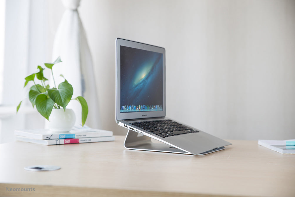 Neomounts NSLS025 is een universele bureausteun voor een notebook of tablet.