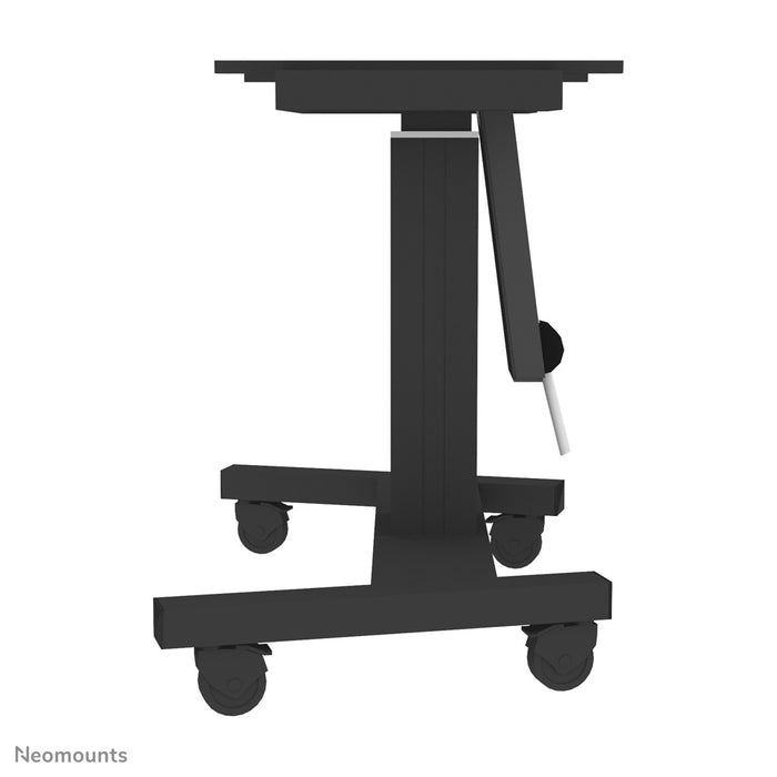 Neomounts PLASMA-M2500T zwart is een elektrisch in hoogte verstelbare trolley met 90 graden kantelfunctie voor flat screens t/m 100 inch.