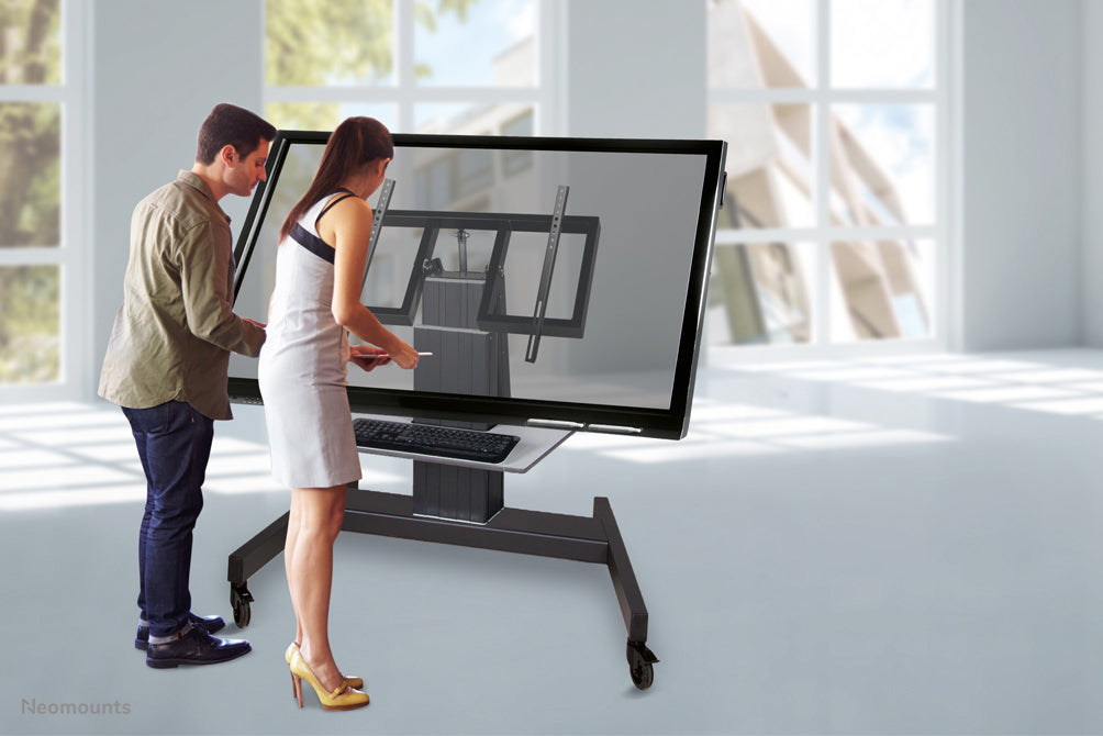 Neomounts PLASMA-M2500T zwart is een elektrisch in hoogte verstelbare trolley met 90 graden kantelfunctie voor flat screens t/m 100 inch.